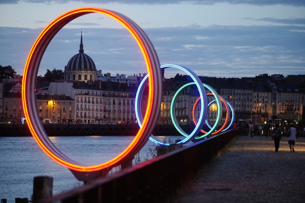 7772950695_les-anneaux-de-daniel-buren-exposes-a-nantes-en-juin-2013-pour-la-manifestation-le-voyage-a-nantes