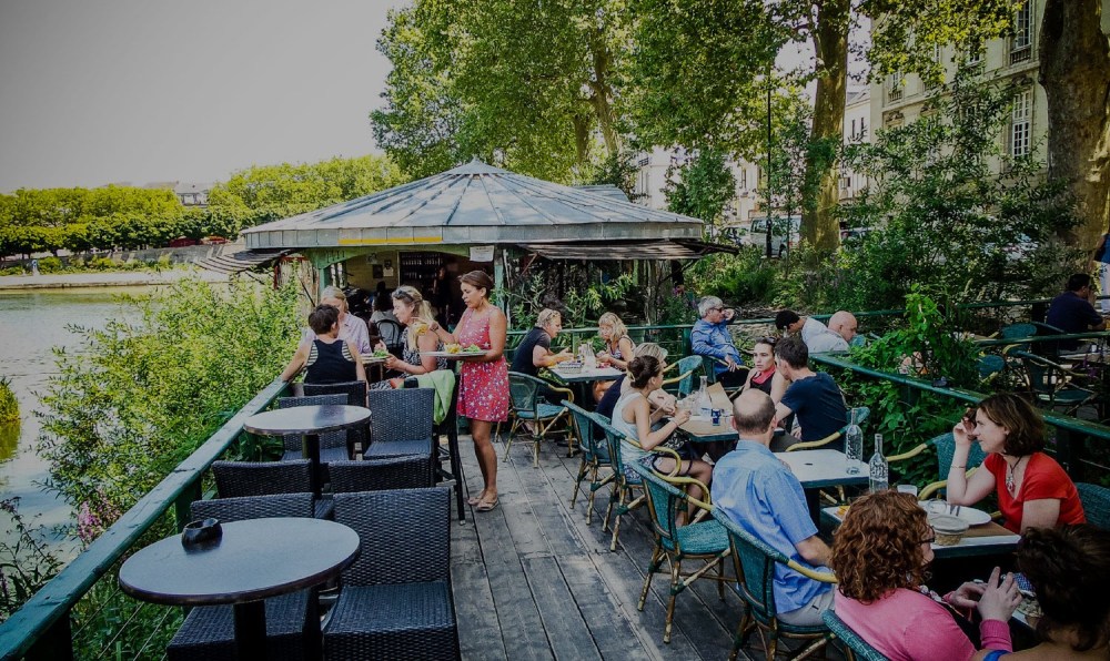Terrasse-Ete-Bord-Loire-Le-Bateau-Lavoir-Guinguette-Nantes1-1500x895