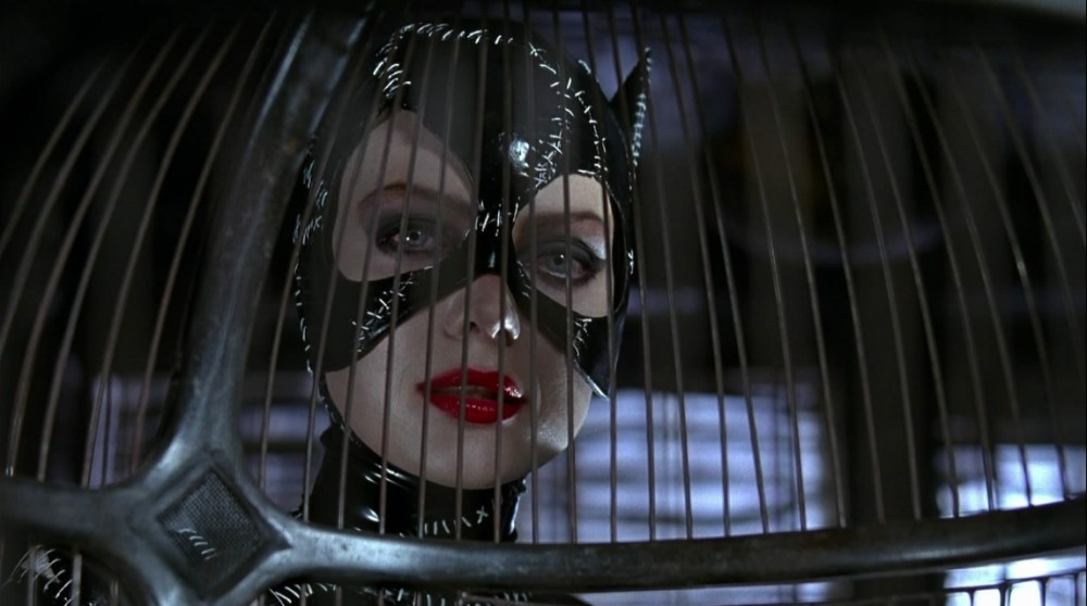 tomabooks-batman-returns-catwoman-pfeiffer