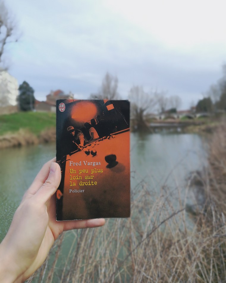 un-peu-plus-loin-sur-la-droite-fred-vargas